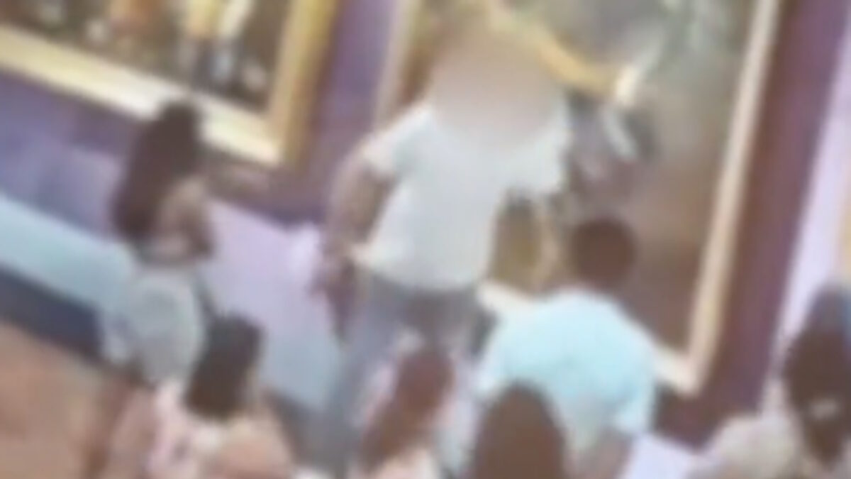 Η στιγμή που επισκέπτης προκαλεί ζημιά στο έργο τέχνης