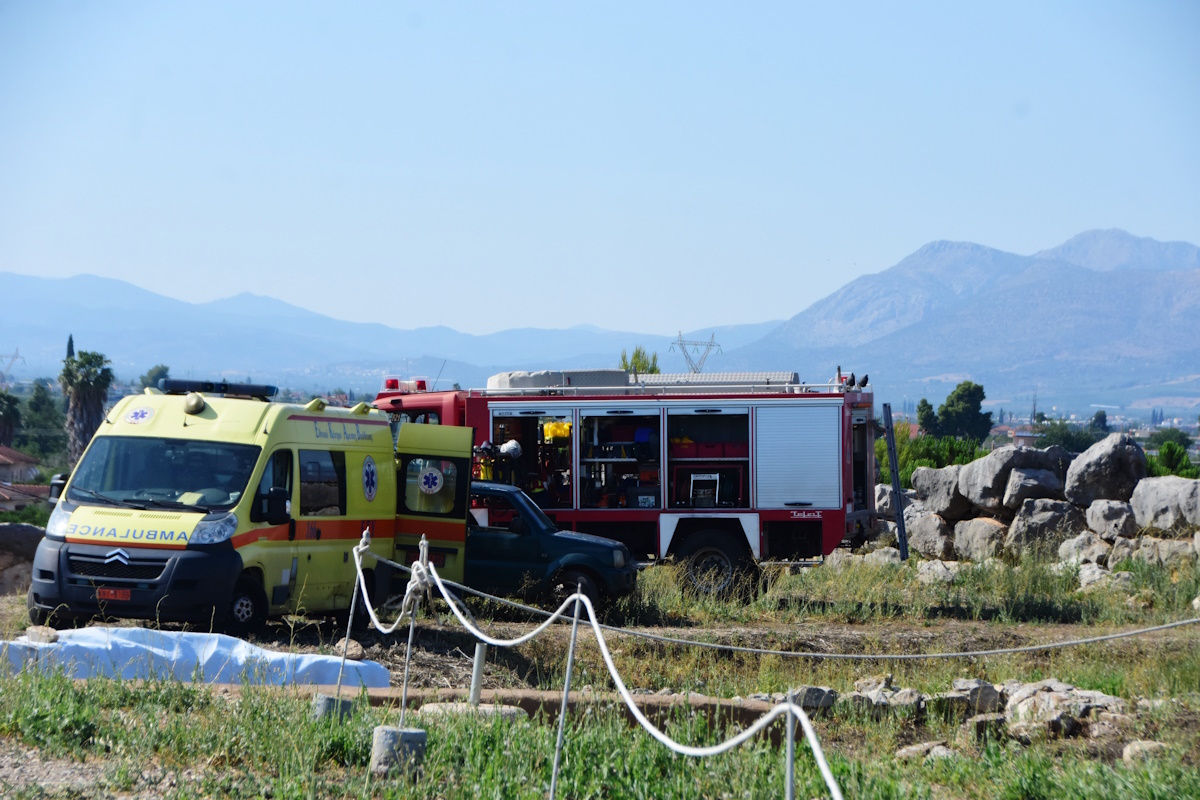 Πυροσβεστικό όχημα και ασθενοφόρο