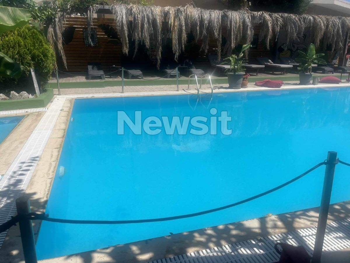 Πισίνα σε pool bar στη Ρόδο