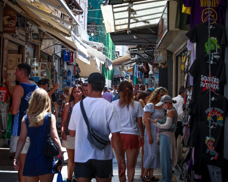 Και νέες συλλήψεις στην Πλάκα για κλοπές – Μία 55χρονη έκρυψε τη λεία στο στόμα και στα μαλλιά της