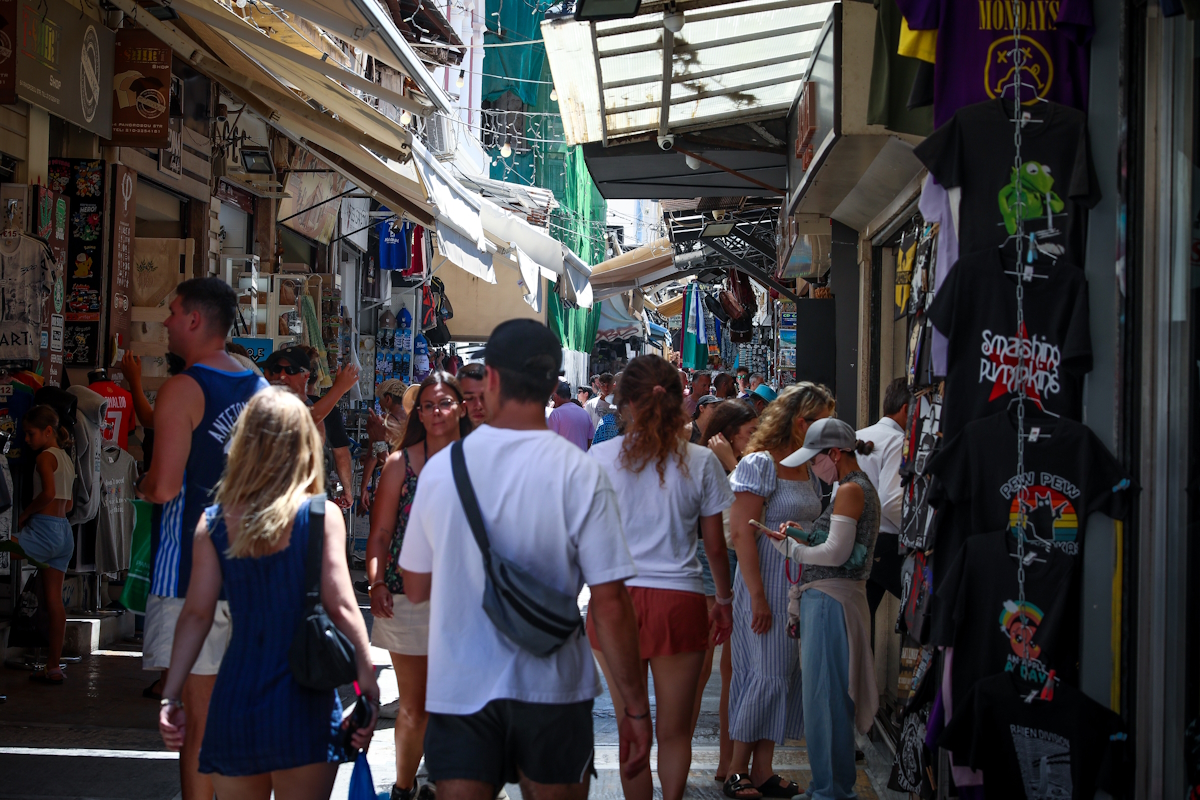 Τουρίστες στα στενά της Πλάκας