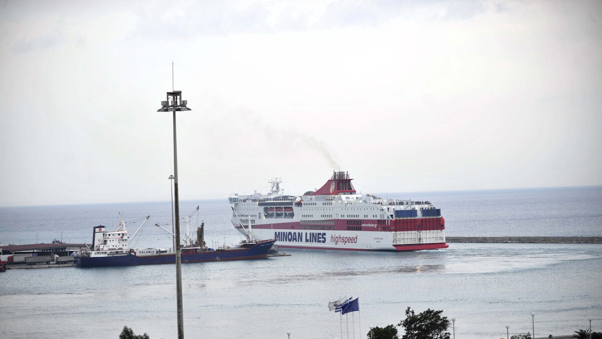 Ένα πλοίο στο λιμάνι της Πάτρας
