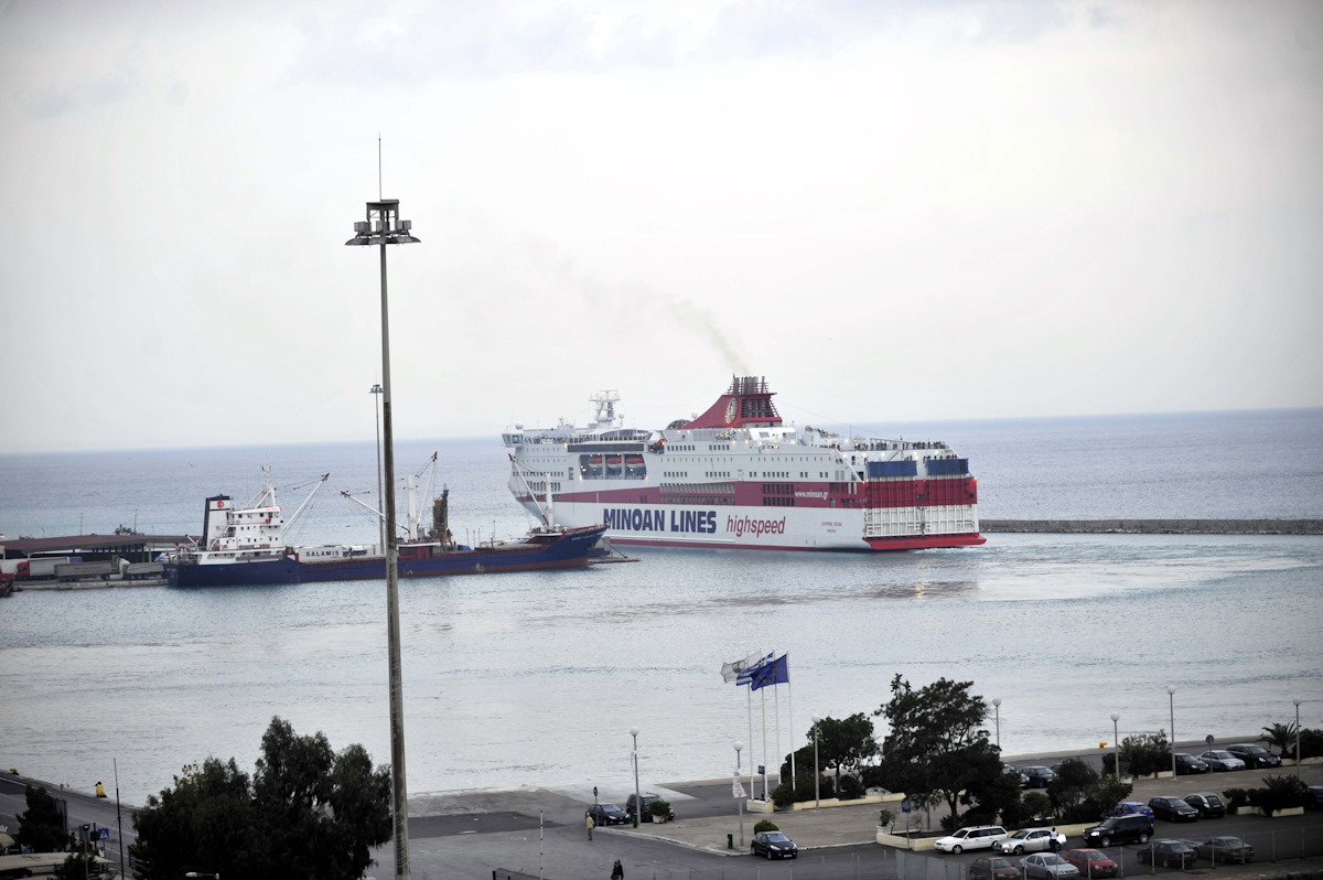 Ένα πλοίο στο λιμάνι της Πάτρας