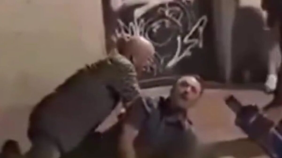 Η σοκαριστική στιγμή που ο αστυνομικός στραγγαλίζει τον άνδρα