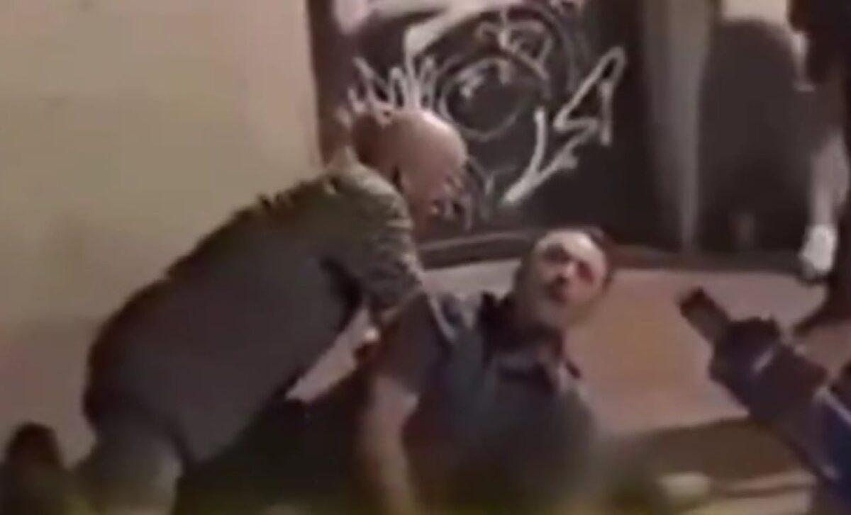 Η σοκαριστική στιγμή που ο αστυνομικός στραγγαλίζει τον άνδρα