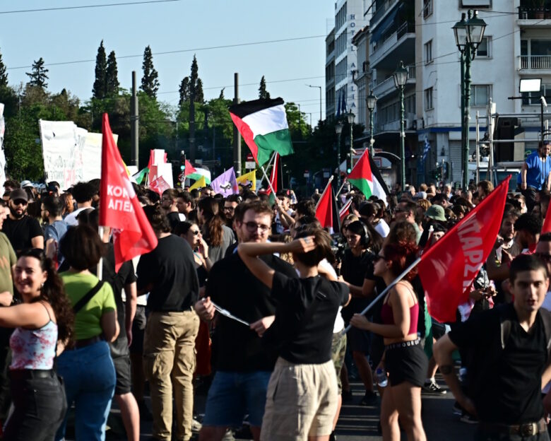 Ένταση στην πορεία για την Παλαιστίνη στο Σύνταγμα: Πλήθος κόσμου φώναξε συνθήματα κατά του πολέμου – Δείτε βίντεο και φωτογραφίες