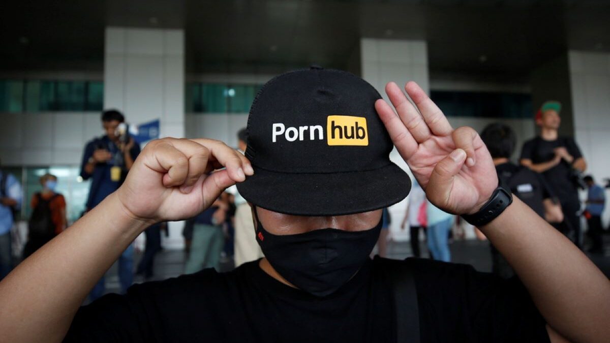 Άνδρας με καπέλο που φέρει το λογότυπο του Pornhub