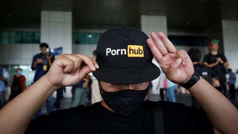 Άνδρας με καπέλο που φέρει το λογότυπο του Pornhub