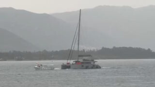 Καταμαράν πλέει ακυβέρνητο στον Πόρο