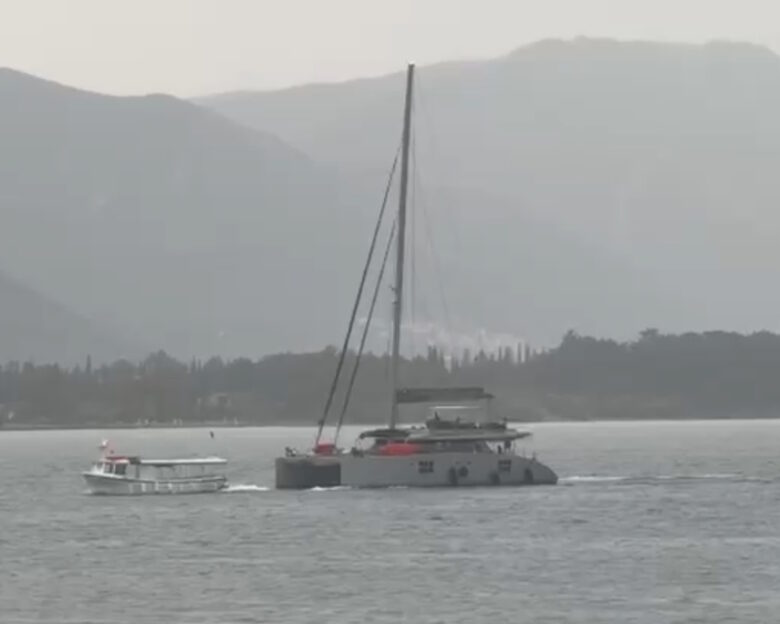 Βίντεο με καταμαράν που έμεινε ακυβέρνητο στον Πόρο μέσα σε μπουρίνι και καταιγίδα
