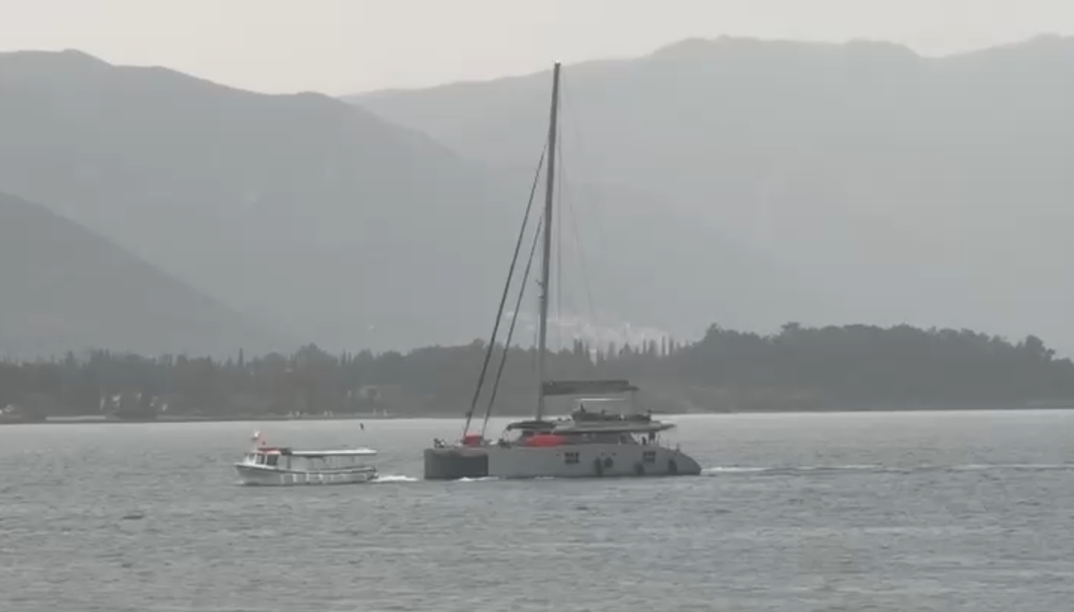 Καταμαράν πλέει ακυβέρνητο στον Πόρο