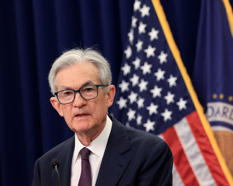 Fed: Αμετάβλητα άφησε τα επιτόκια η κεντρική τράπεζα – Χαμηλότερη ανάπτυξη, υψηλότερος πληθωρισμός