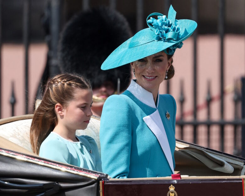 Trooping the Colour: Στα γαλάζια Κέιτ Μίντλετον και πριγκίπισσα Σάρλοτ – Πάνω στο άλογο και αγνώριστος ο Γουίλιαμ
