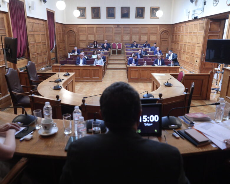 Βουλή: Χαμός με το «καλημέρα σας» στην συνεδρίαση της προανακριτικής για Καραμανλή