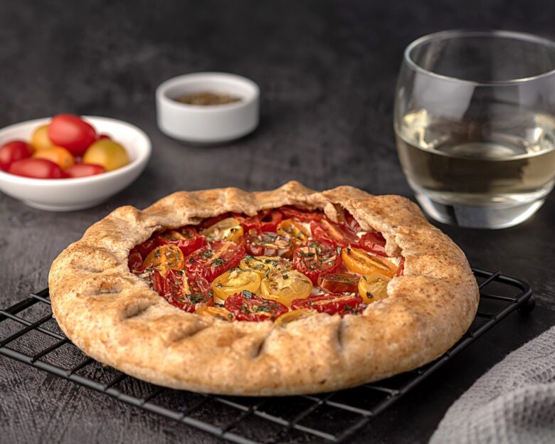 Συνταγή για τη γαλλική ρουστίκ τάρτα galette με ντομάτα και ρικότα