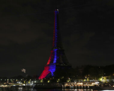 O Πύργος του Άιφελ στα χρώματα της Παρί