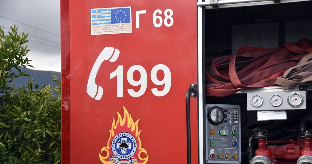 Fire in Nea Smyrna: Vehicles wrapped in flames