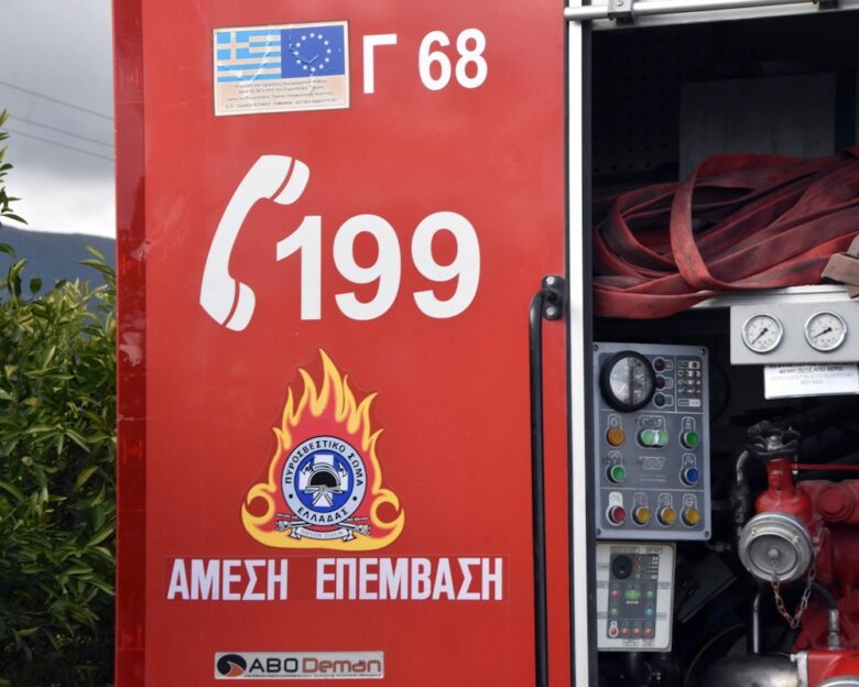 Φωτιά στη Νέα Σμύρνη: Οχήματα τυλίχθηκαν στις φλόγες