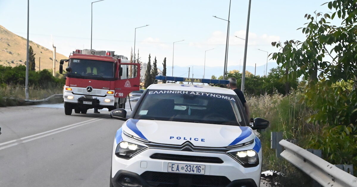 Αυτοκίνητο έπεσε στον γκρεμό στα Λιμανάκια Βουλιαγμένης μετά από τροχαίο – Δύο εγκλωβισμένοι
