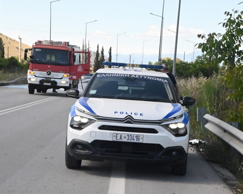 Αυτοκίνητο έπεσε στον γκρεμό στα Λιμανάκια Βουλιαγμένης μετά από τροχαίο – Πληροφορίες για δύο εγκλωβισμένους