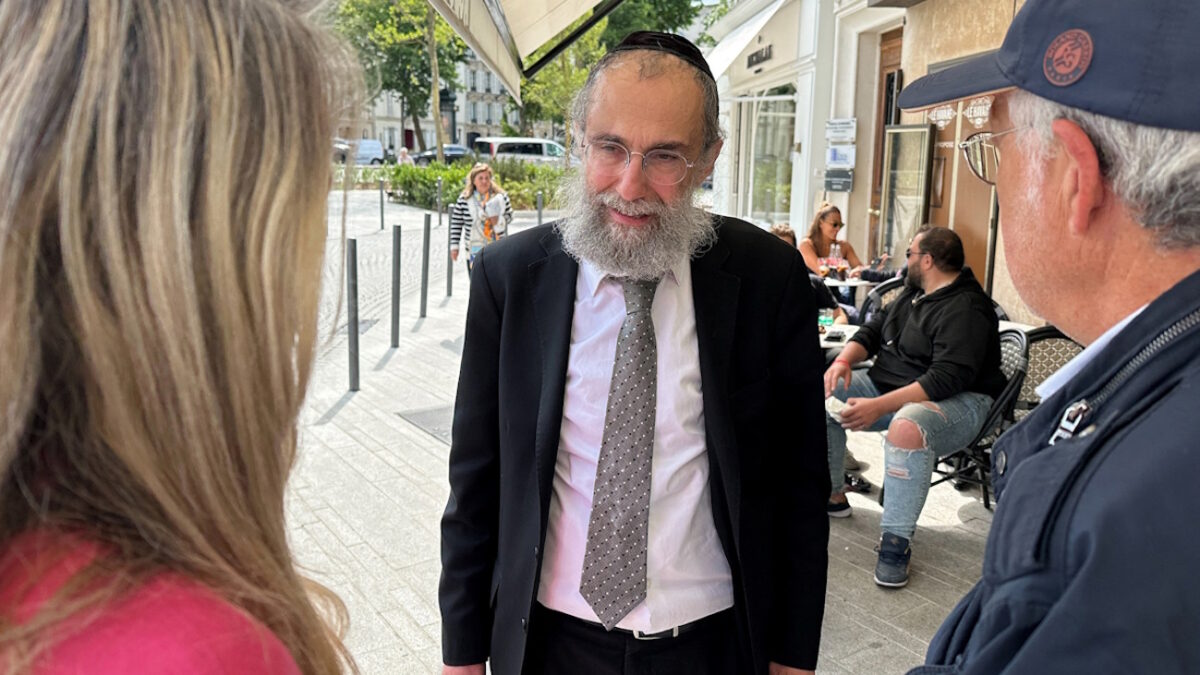 Ο Γάλλος ραβίνος Elie Lemmel μετά την επίθεση που δέχθηκε σε βεράντα καφετέριας στο προάστιο Neuilly-sur-Seine του Παρισιού