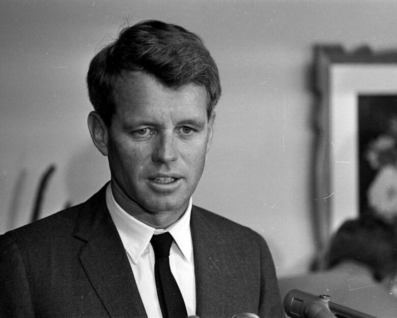 CIA: Στη δημοσιότητα ακόμα 54 αποχαρακτηρισμένα έγγραφα για την δολοφονία του Ρόμπερτ Κένεντι