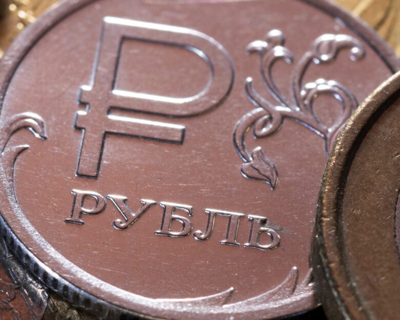 Ρωσία: Το ακριβό ρούβλι ροκανίζει τα κέρδη από την άνοδο των τιμών του πετρελαίου
