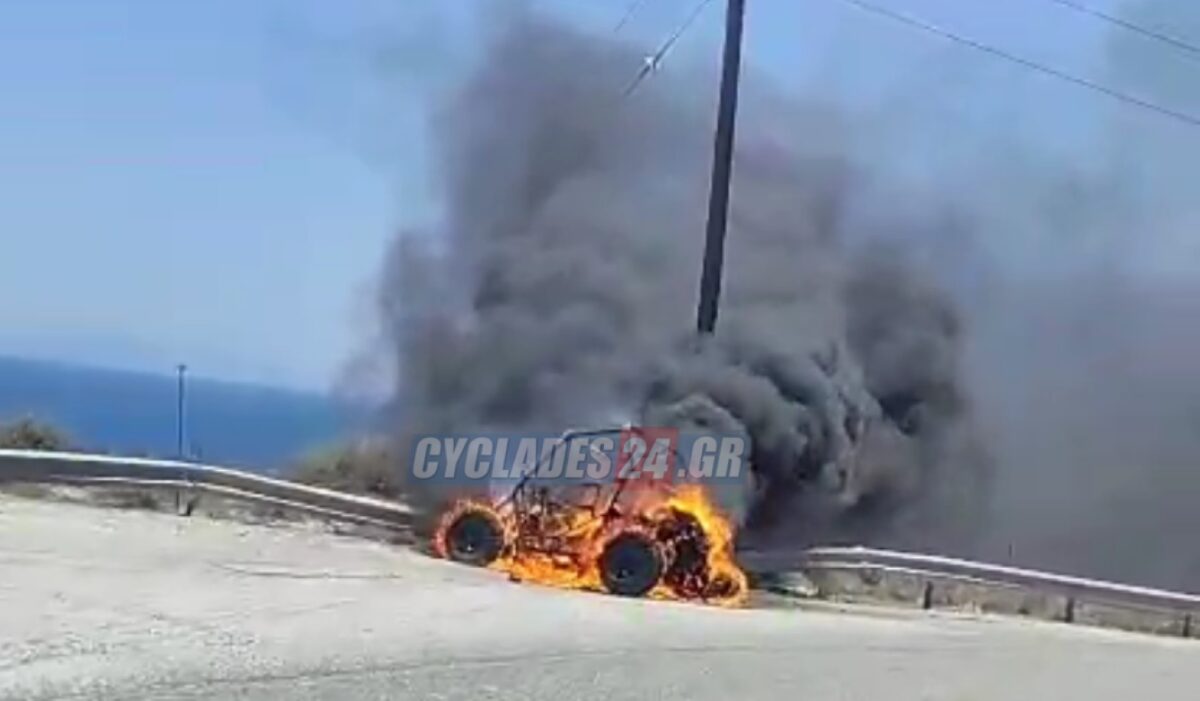 Το όχημα που πήρε φωτιά εν κινήσει στη Σαντορίνη