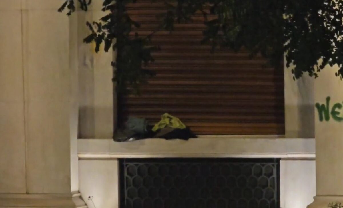 Το σακίδιο, έξω από τη Μεγάλη Βρετάνια