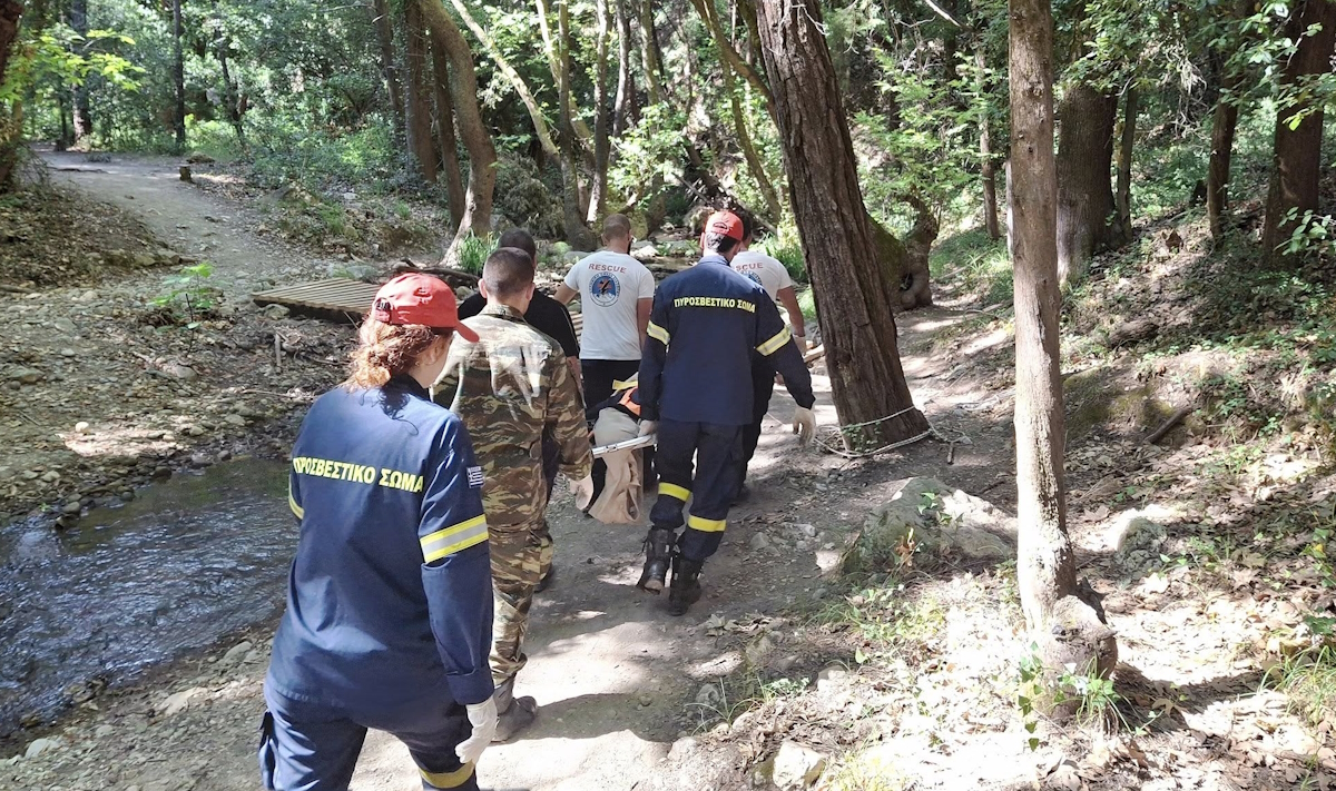 Διασώστες μεταφέρουν τον άτυχο 20χρονο Τούρκο