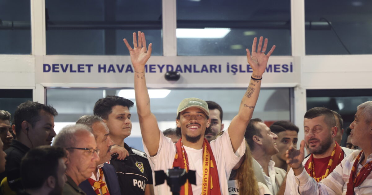 Liroy Shane in Istanbul to complete his transfer to Galatasaray