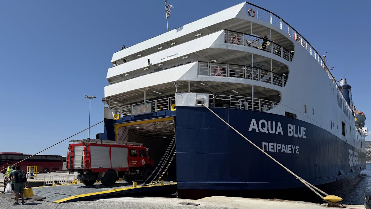 Το ACUA BLUE της SEAJETS αναχώρησε με πυροσβεστικές δυνάμεις για τη Χίο