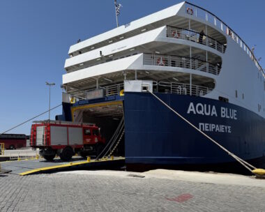 Το ACUA BLUE της SEAJETS αναχώρησε με πυροσβεστικές δυνάμεις για τη Χίο