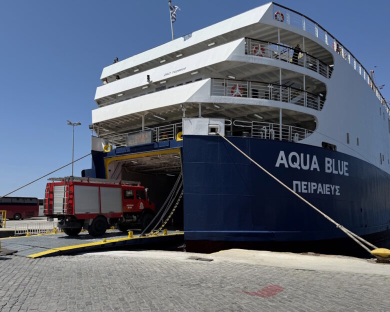 Φωτιά στη Χίο: Η SeaJets έστειλε άλλα δύο πλοία της με ισχυρές πυροσβεστικές δυνάμεις και οχήματα