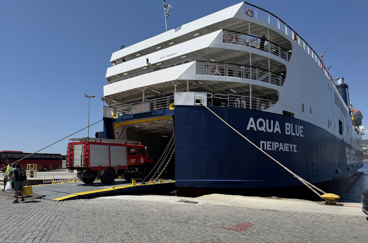 Το ACUA BLUE της SEAJETS αναχώρησε με πυροσβεστικές δυνάμεις για τη Χίο