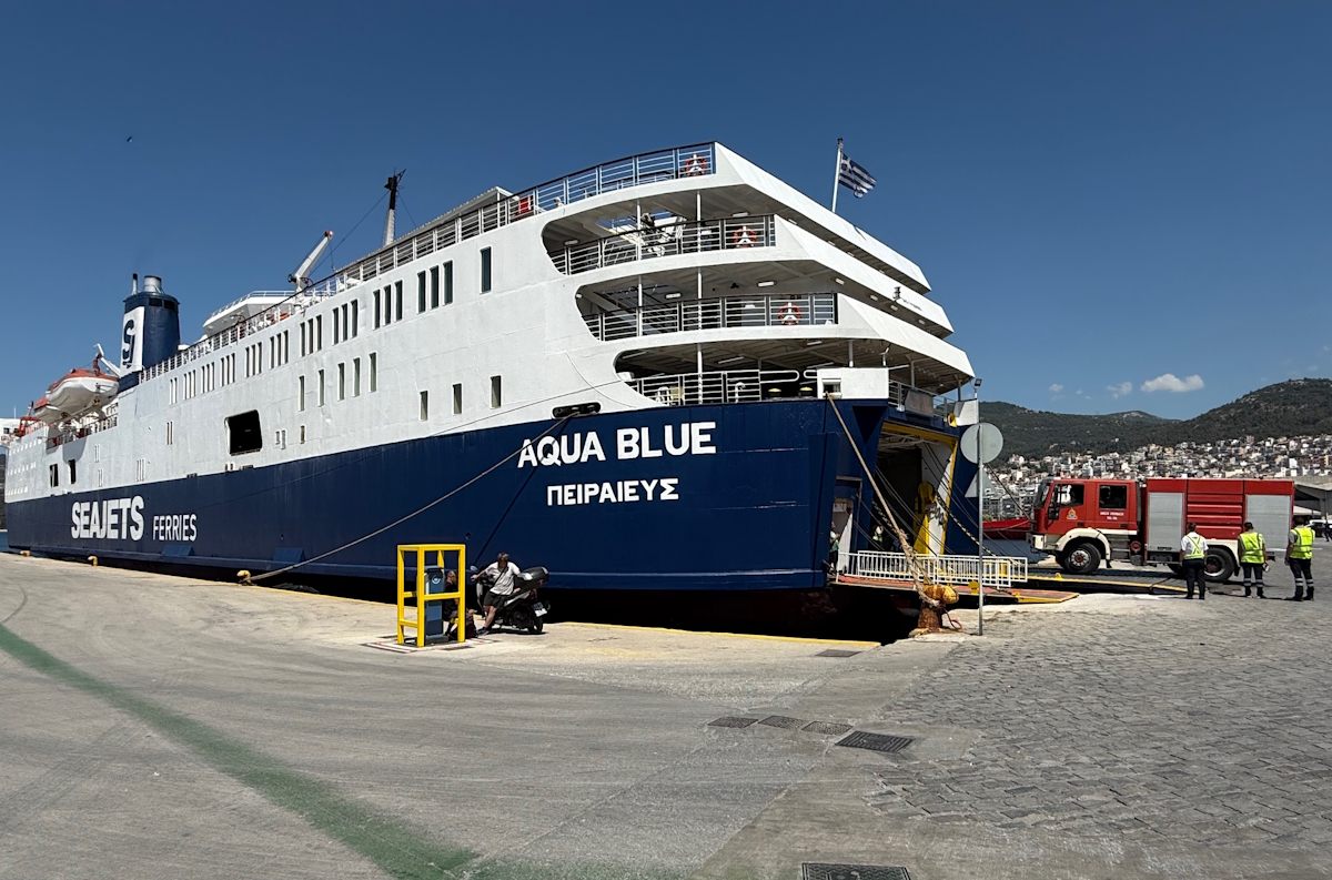 Το ACUA BLUE της SEAJETS αναχώρησε με πυροσβεστικές δυνάμεις για τη Χίο