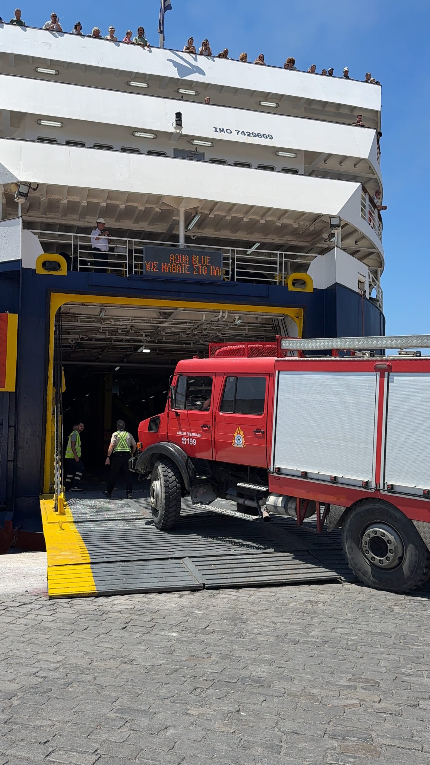 Το ACUA BLUE της SEAJETS αναχώρησε με πυροσβεστικές δυνάμεις για τη Χίο