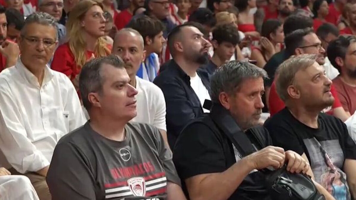 Γνωστοί ολυμπιακοί, ο Σπύρος Παπαδόπουλος και ο Χρήστος Φερεντίνος στο ΣΕΦ για τον 4ο τέταρτο τελικό του πρωταθλήματος μπάσκετ Ολυμπιακός - Παναθηναϊκός