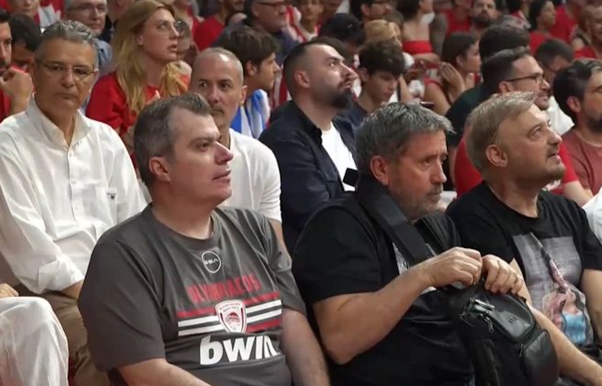 Γνωστοί ολυμπιακοί, ο Σπύρος Παπαδόπουλος και ο Χρήστος Φερεντίνος στο ΣΕΦ για τον 4ο τέταρτο τελικό του πρωταθλήματος μπάσκετ Ολυμπιακός - Παναθηναϊκός