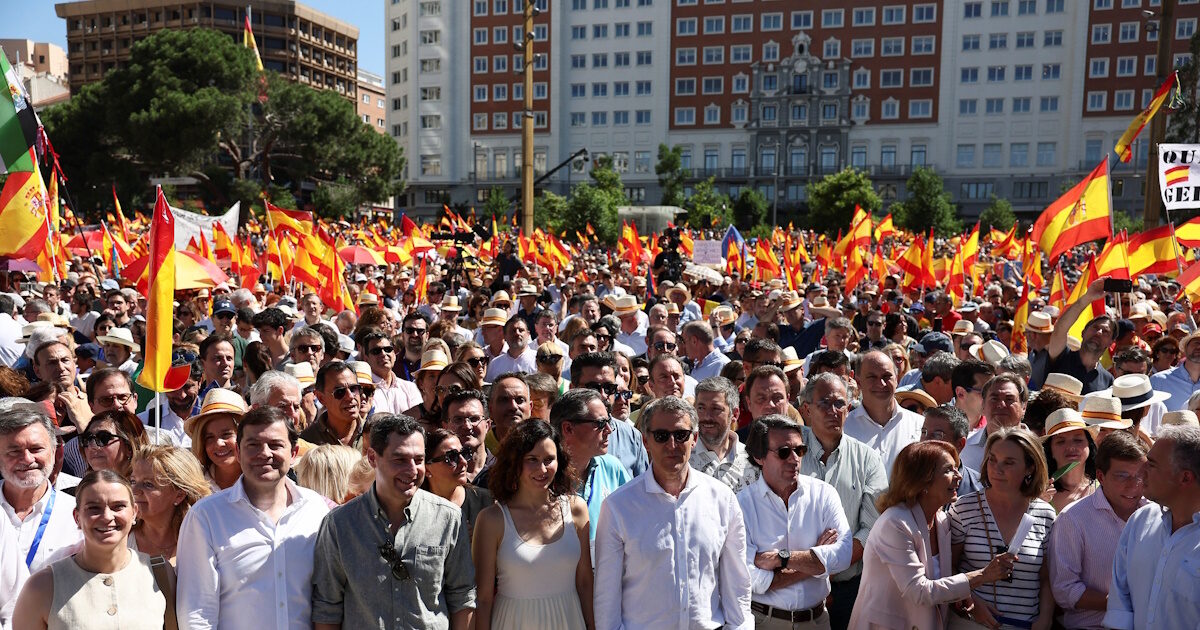 Madrid: Over 100,000 protesters at a rally against the Spanish prime minister accused of corruption – “Pedro Sanchez resign”