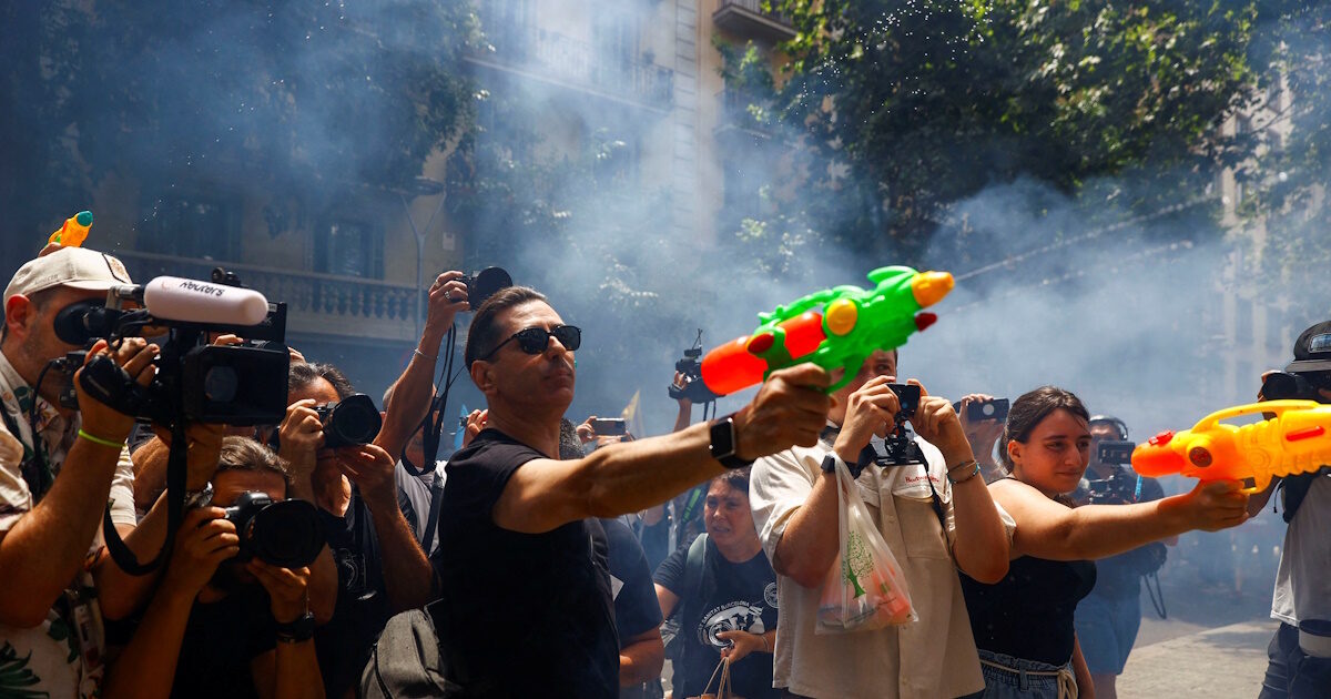Thousands of citizens of southern Europe are demonstrating for over -tourism: Watermark reacts by Barcelona residents