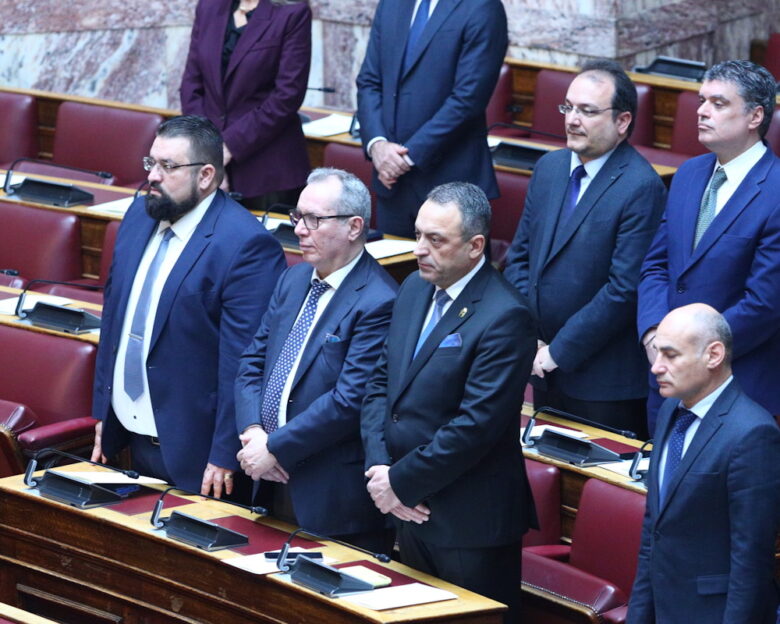 Η έκπτωση των 3 «Σπαρτιατών» Γλαβίνας και Διαμαντίδης τα πρόσωπα – κλειδιά που άνοιξαν την πόρτα  η νέα πραγματικότητα της Βουλής των 297  γιατί έγιναν επαναληπτικές εκλογές μετά την έκπτωση Τσοβόλα ενώ τώρα όχι  ο υιός Χαφτάρ κάνει μπίζνες στην Τουρκία και διακοπές στην Ελλάδα