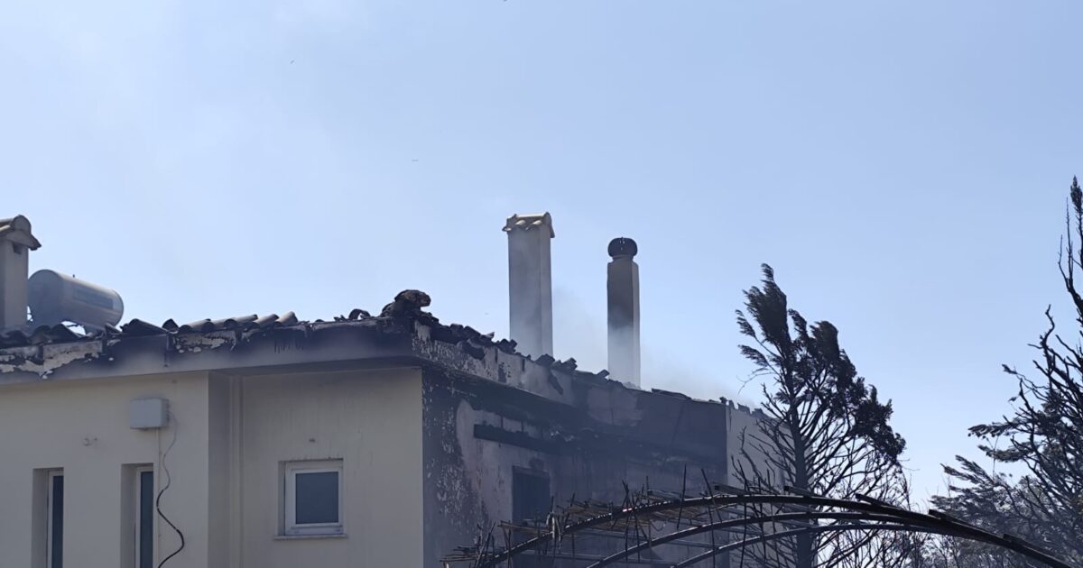 Φωτιά στην Παλαιά Φώκαια – Καίγονται σπίτια – Μηνύματα από το 112 για εκκένωση οικισμών – Απεγκλωβίστηκαν ηλικιωμένοι και παιδιά
