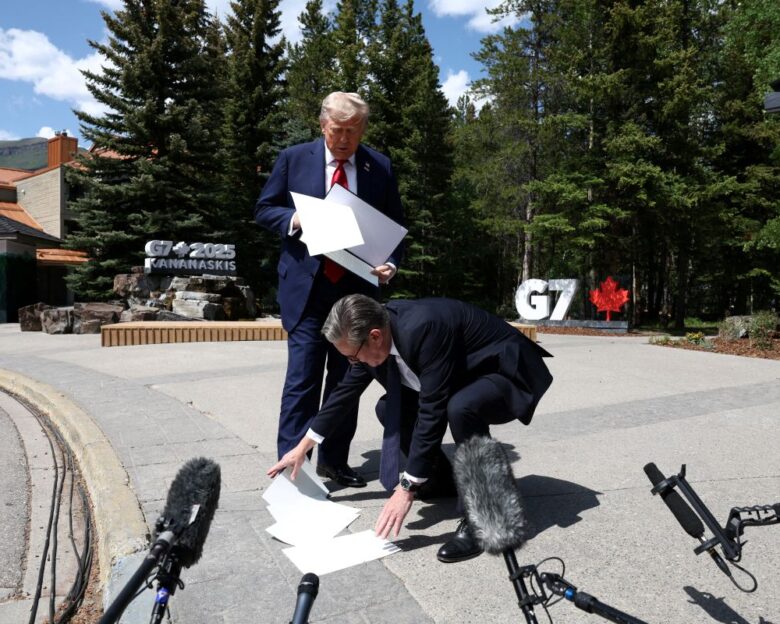 Η γκάφα του Τραμπ στη G7: Του έπεσαν τα χαρτιά και τα μάζευε από το πάτωμα ο Κιρ Στάρμερ