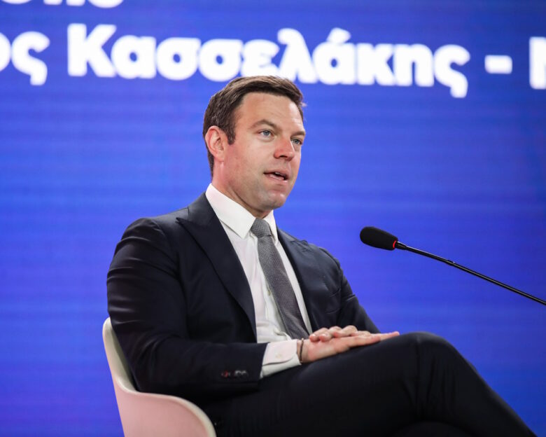 Αντιπαράθεση Στέφανου Κασσελάκη – Δημήτρη Μαρκόπουλου: «Για λάθος λέξη σε υπότιτλο ενός site απειλεί με μηνύσεις»