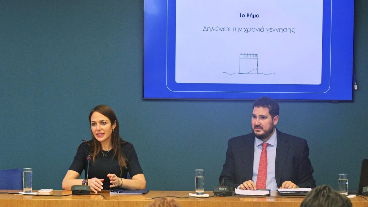 Η υπουργός Κοινωνικής Συνοχής και Οικογένειας, Δόμνα Μιχαηλίδου και ο Γενικός Γραμματέας Δημογραφικής και Στεγαστικής Πολιτικής, Κωνσταντίνος Γλούμης - Ατσαλάκης