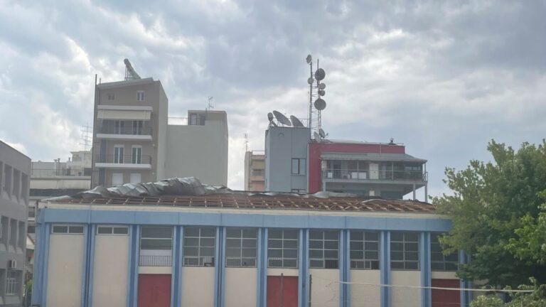 Η στέγη που υπέστη ζημιές από τον δυνατό αέρα στη Λάρισα