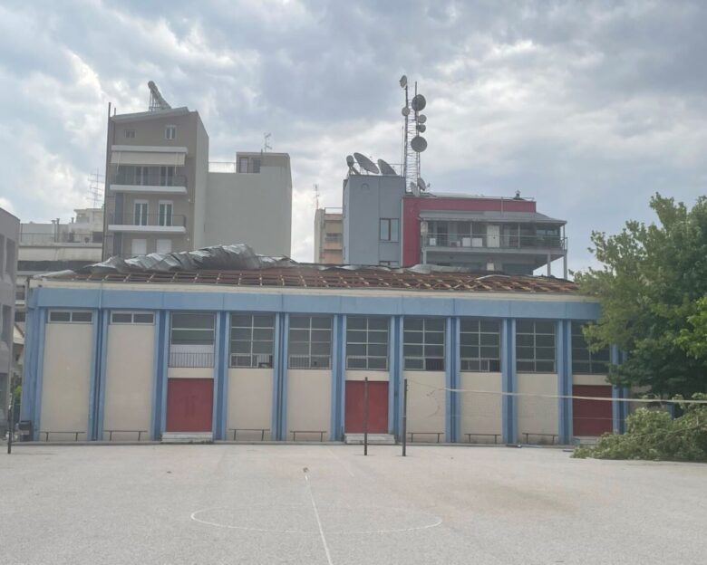 Λάρισα: Σάρωσε ο δυνατός αέρας – «Ξήλωσε» σκέπαστρο στο γυμναστήριο του 5ου Γυμνασίου 