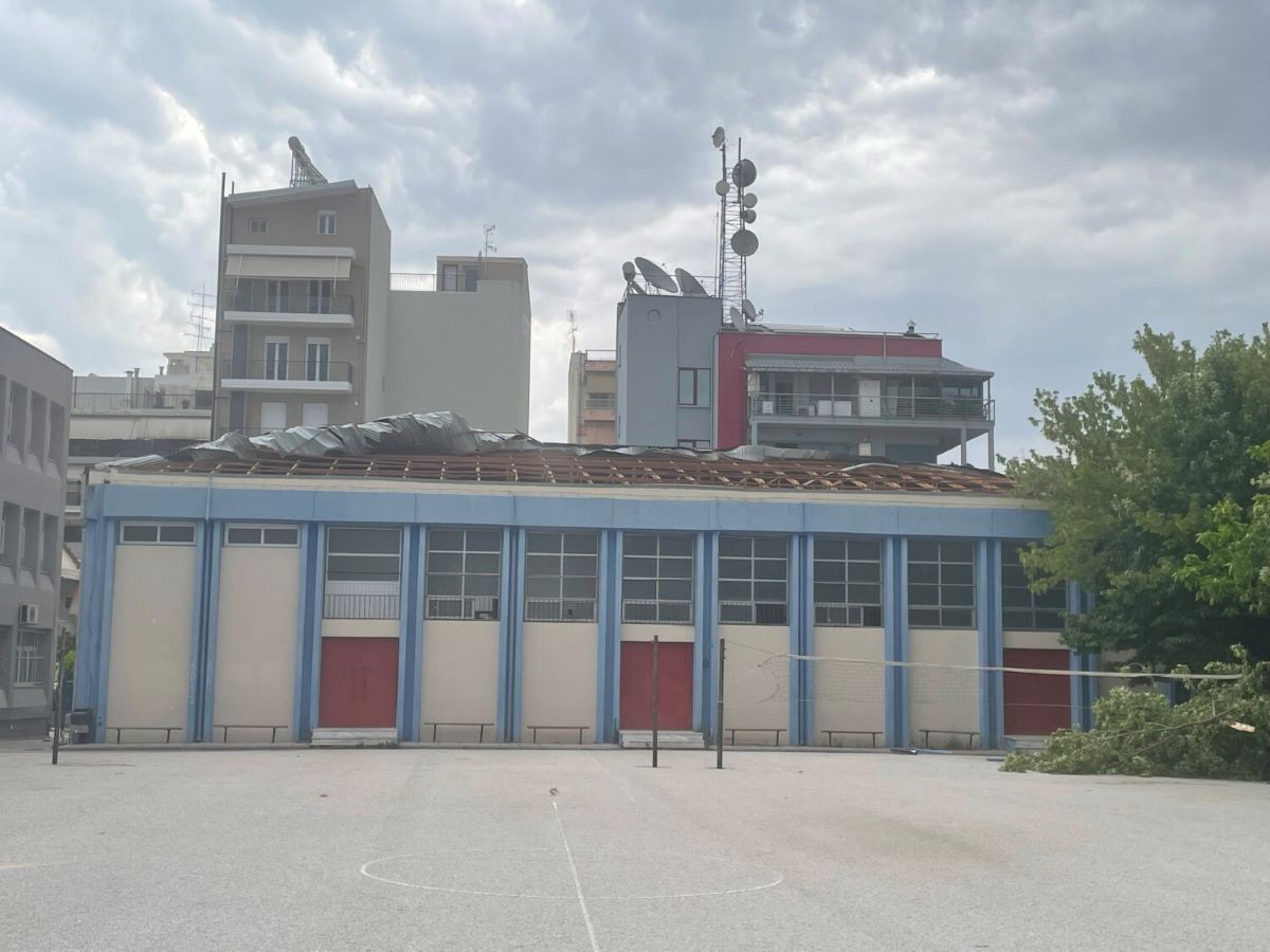 Η στέγη που υπέστη ζημιές από τον δυνατό αέρα στη Λάρισα