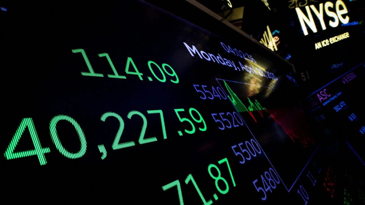 Οθόνη εμφανίζει τον βιομηχανικό Dow Jones στο χρηματιστήριο της Νέας Υόρκης